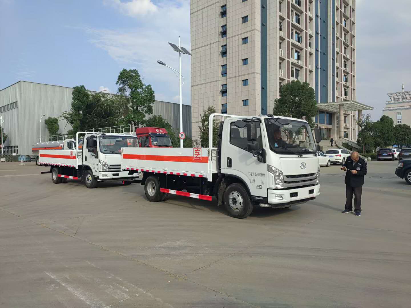 國(guó)六躍進(jìn)超越C500氣瓶運(yùn)輸車(chē)發(fā)往山東